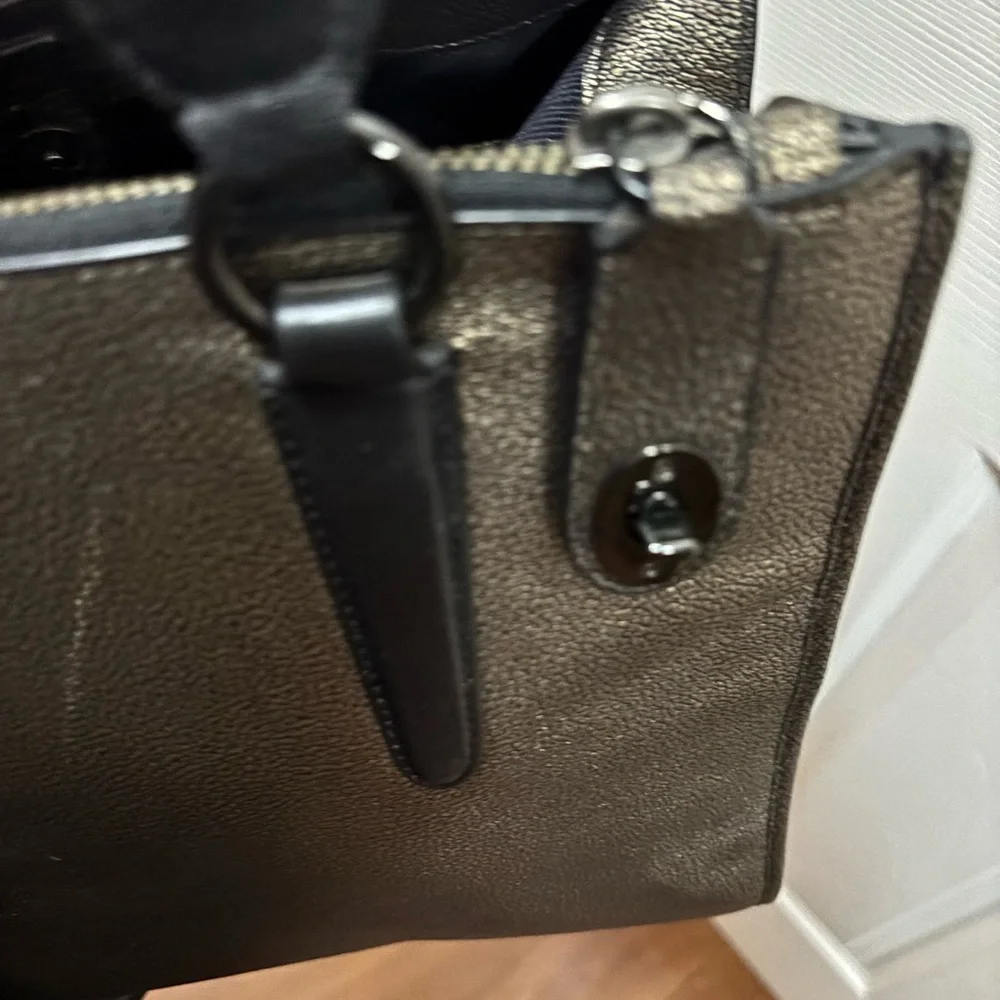 Coach G1481-33859 Crosby Carryall Metallic Gold Crackle Leather/Gunmetal Hrdware - Picture 13 of 16